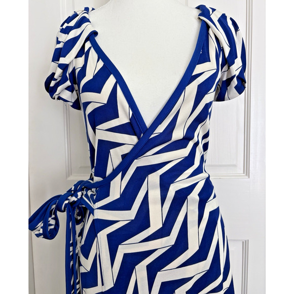 DVF Diane Von Furstenberg Iconic Silk Wrap Dress Betsy Blue White Sz 2 Geometric - Picture 2 of 16